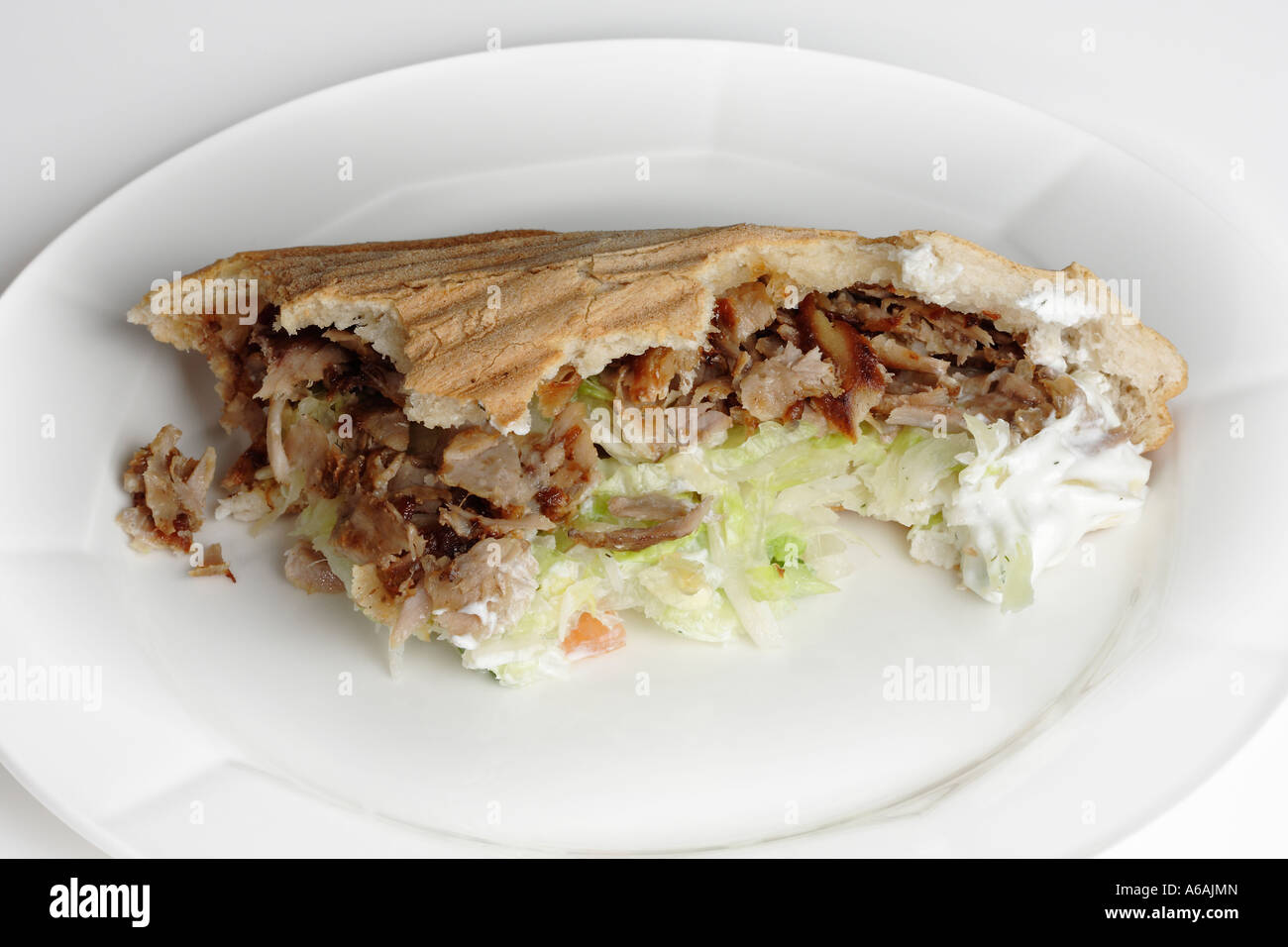 Döner Kebap auf Teller, Biss entfernt, Fast-Food, Imbiss, Döner Stockfoto