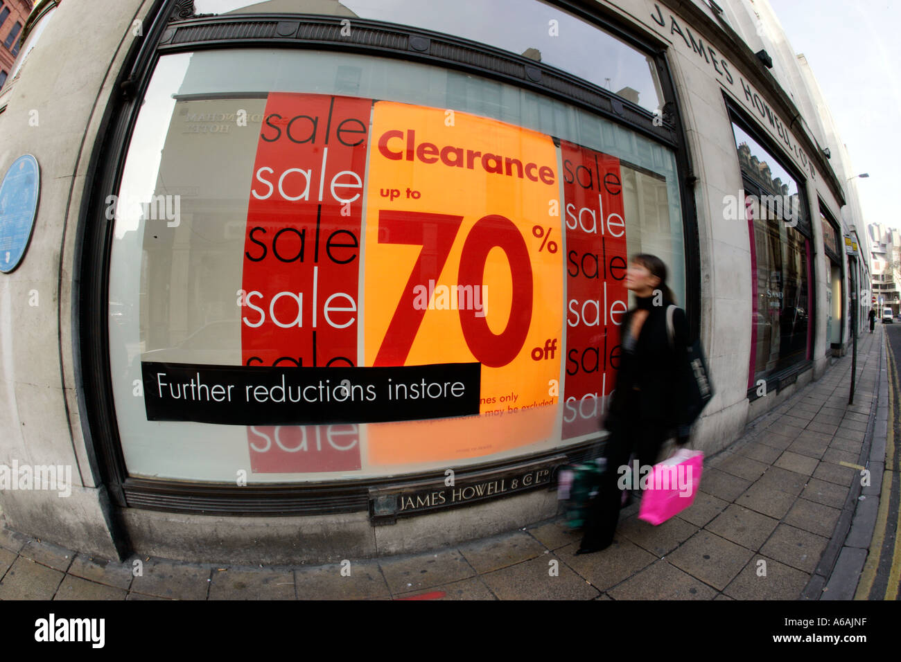 Einkaufen in Cardiff während des Einzelhandel Einbruch Verkaufspreis schneiden James Howells Shop Stockfoto