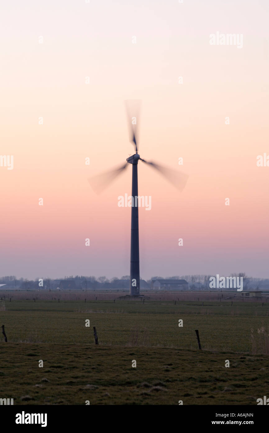 Wind Turbine in Bewegung bei Sonnenuntergang, Norden Frisia, Deutschland, Mühle, Windmühle, alternative Energien, Stromerzeugung Stockfoto