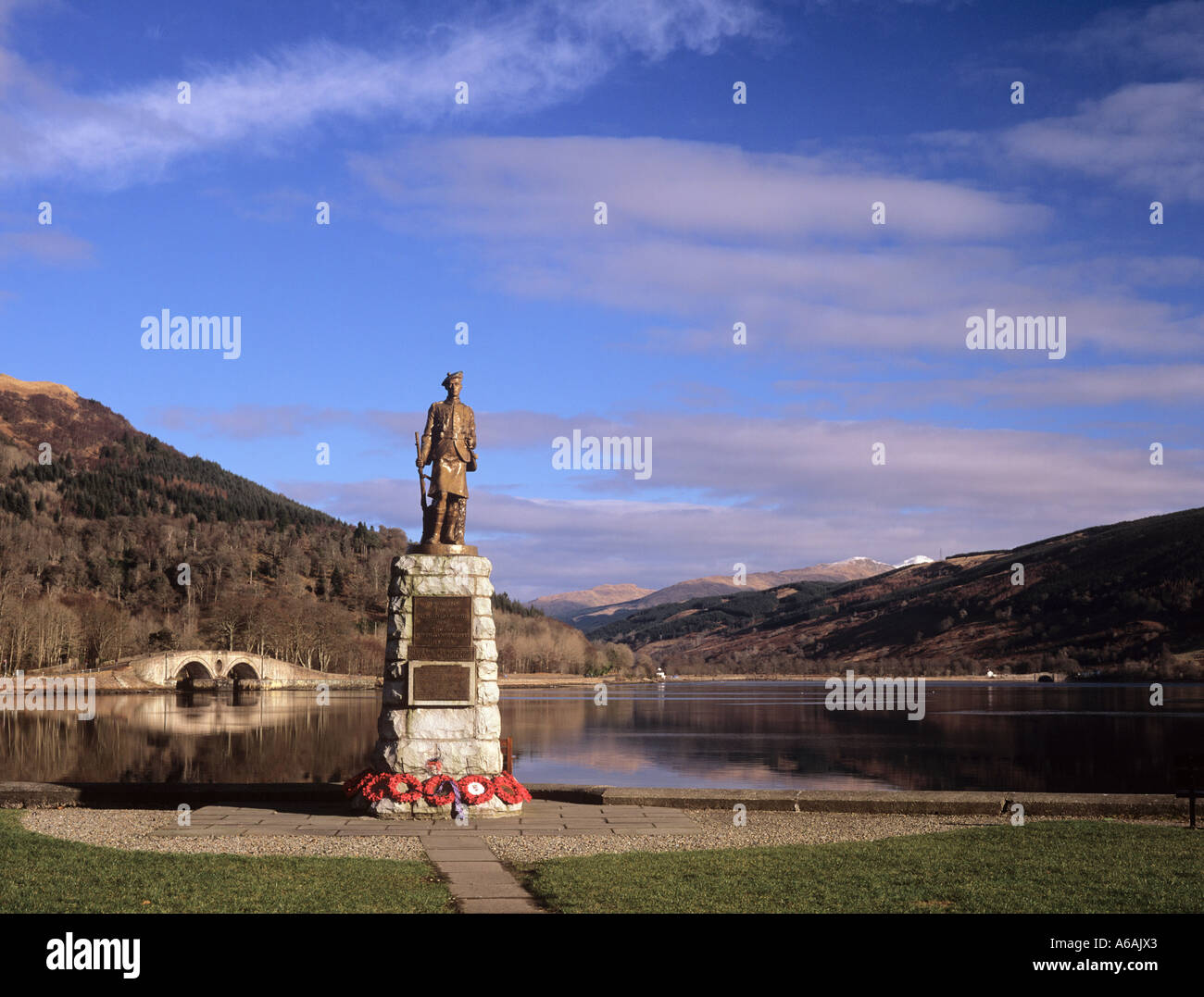 Kriegerdenkmal auf durch Loch Shira mit Aray Brücke Inveraray Argyll Bute Scotland UK Stockfoto