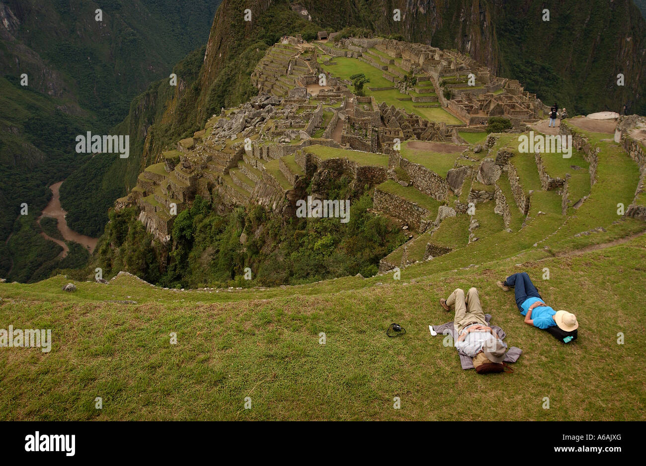 entspannende Touristen an der Spitze der Machu Picchu in Peru, Südamerika. Stockfoto