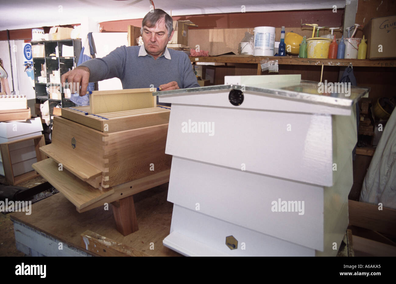 Handwerkers John Edwards machen einen WBC Bienenstock an E H Thorne ist in Wragby Markt Rasen Lincolnshire Stockfoto