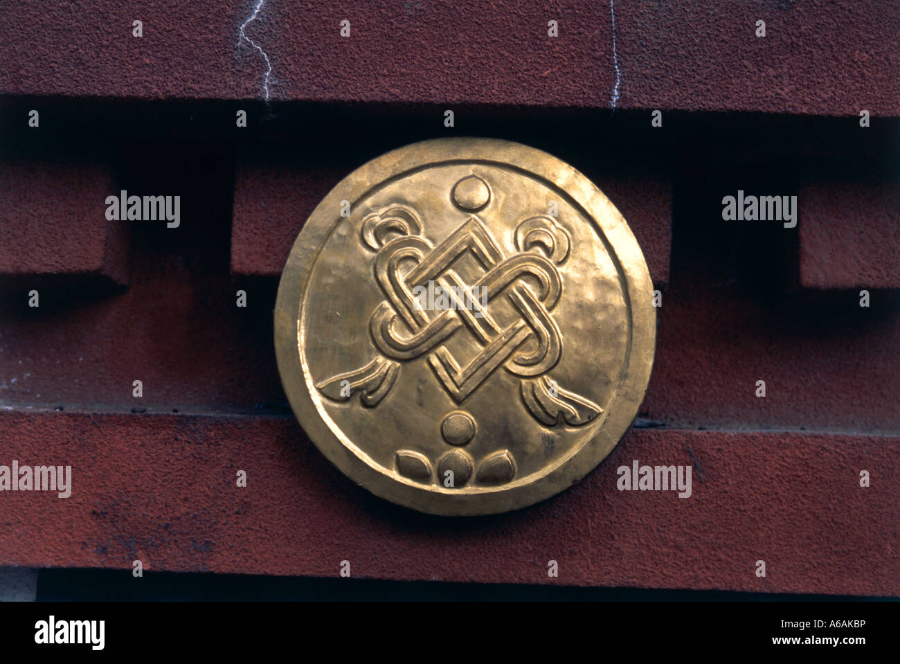 China, Tibet, acht Glückssymbole, Medaillon mit Endless Knot geprägt, Stockfoto