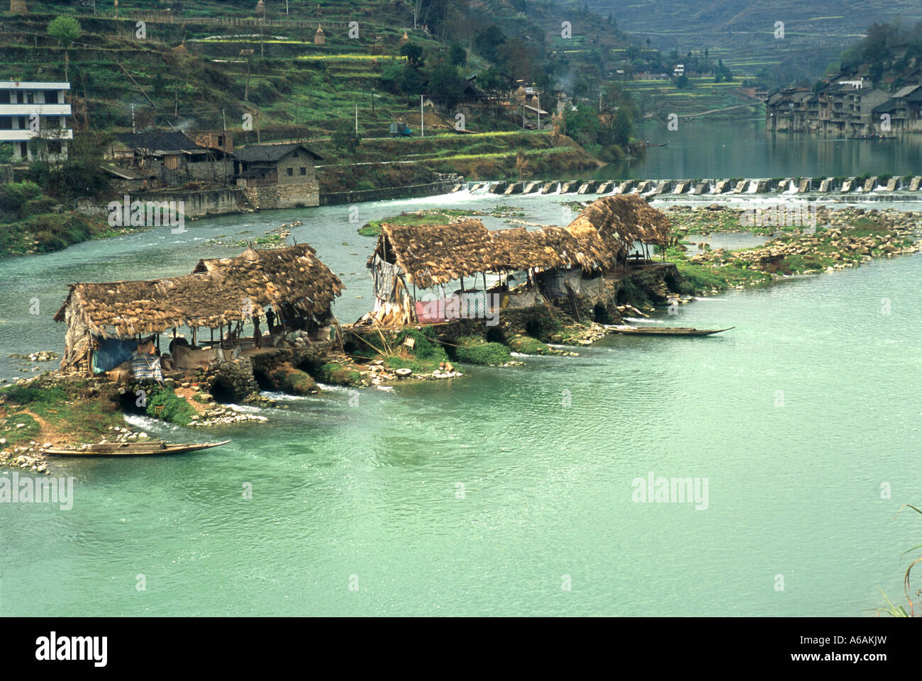 China, Guizhou, Chong'an, Batterie der alten Stein wasserbetriebene Mühlen am Fluss innerorts Miao Stockfoto