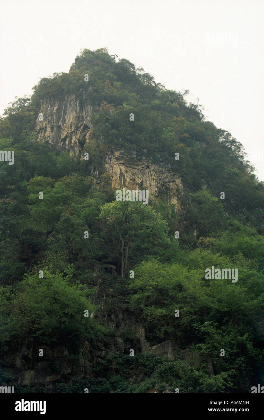 China, Guangxi, Yangshuo, Bilian Feng (Green Lotus Peak), bewaldeten Hügel mit Blick auf Li Jiang (Li-Fluss) Stockfoto