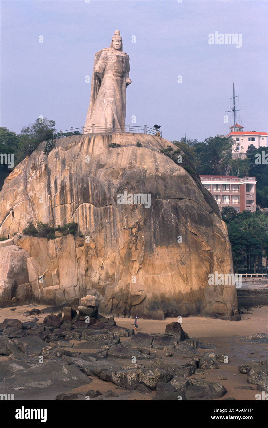 China, Provinz Fujian, geschnitzten Mauerwerk Statue des legendären Rebel Commander Koxinga stehen auf Felsen kleine verträumte Insel Stockfoto