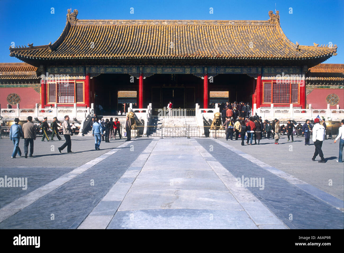 China, Peking, Verbotene Stadt, Tor der Himmlischen Reinheit, Besucher im Hof des archetypischen chinesische Halle mit zentraler Tür Stockfoto
