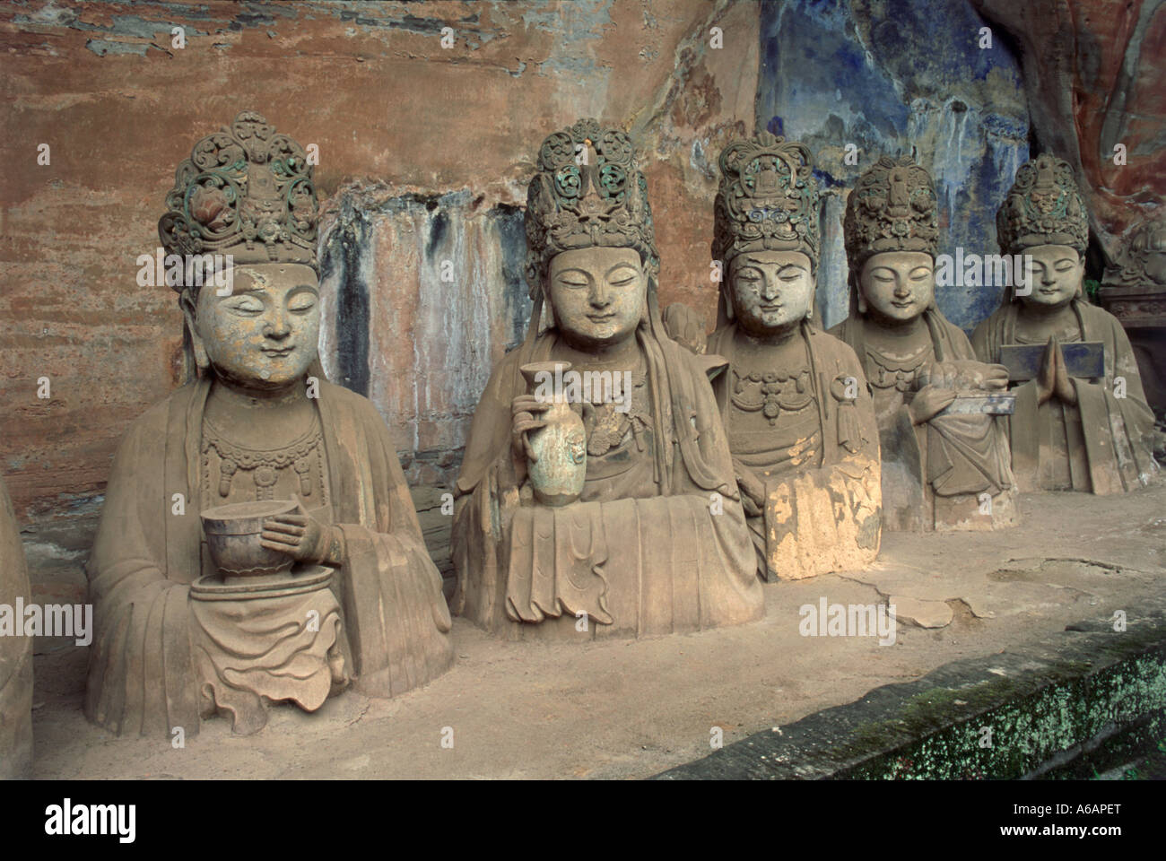 China, Sichuan, Dazu, Baoding Shan, Höhle 11, liegenden Buddha, lebensechten Büsten der Beamten Spender in der Meditation unter Buddha Stockfoto