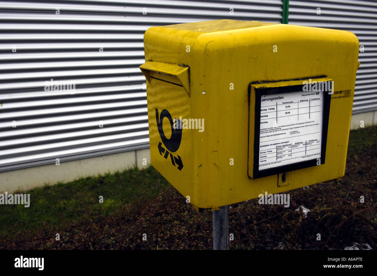 Deutsche Deutschland Deutsch Deutschland Europa Europäische Farbe Farbe  horizontalen urban gelben Briefkasten Briefe Post post Post Stockfotografie  - Alamy