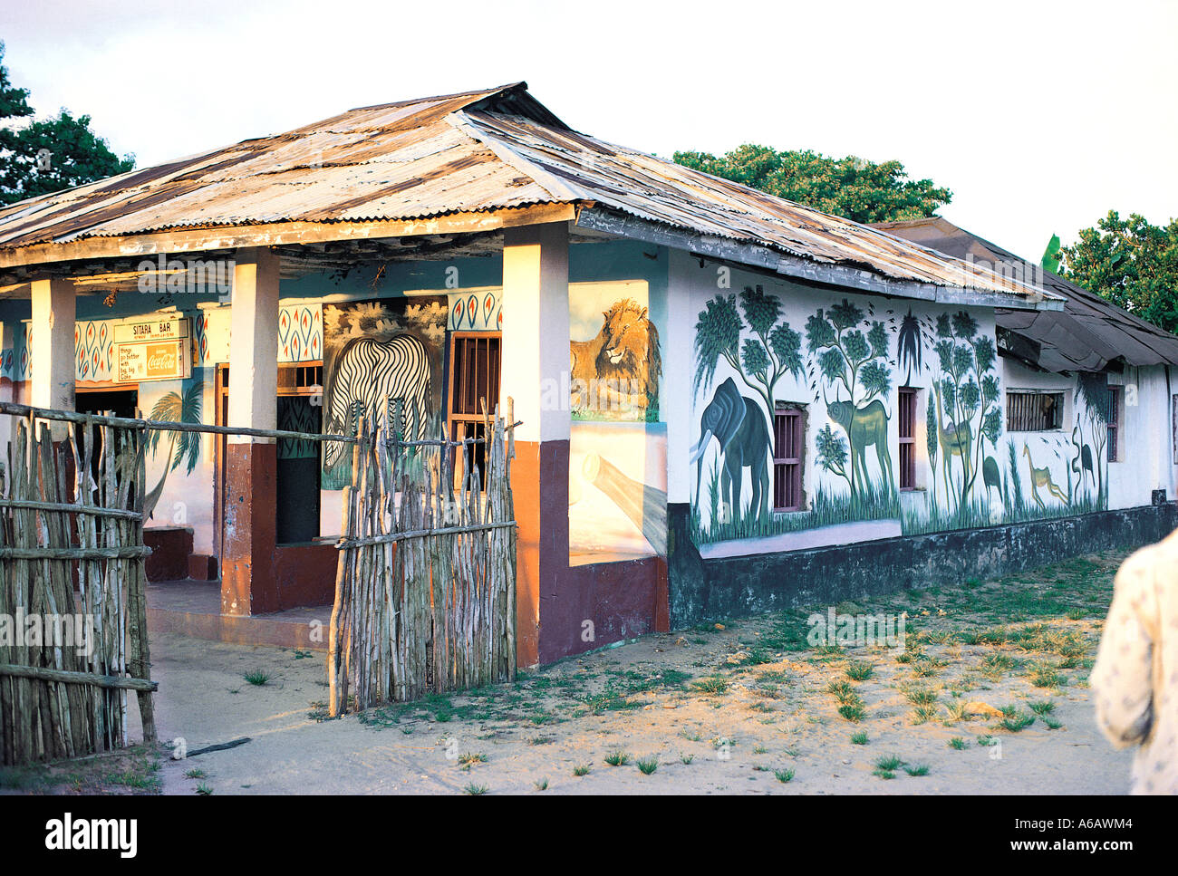 Kleiner Laden oder DUKA dekoriert mit Bildern von Tieren und Bäumen Mombasa Kenia Küste Ostafrikas Stockfoto