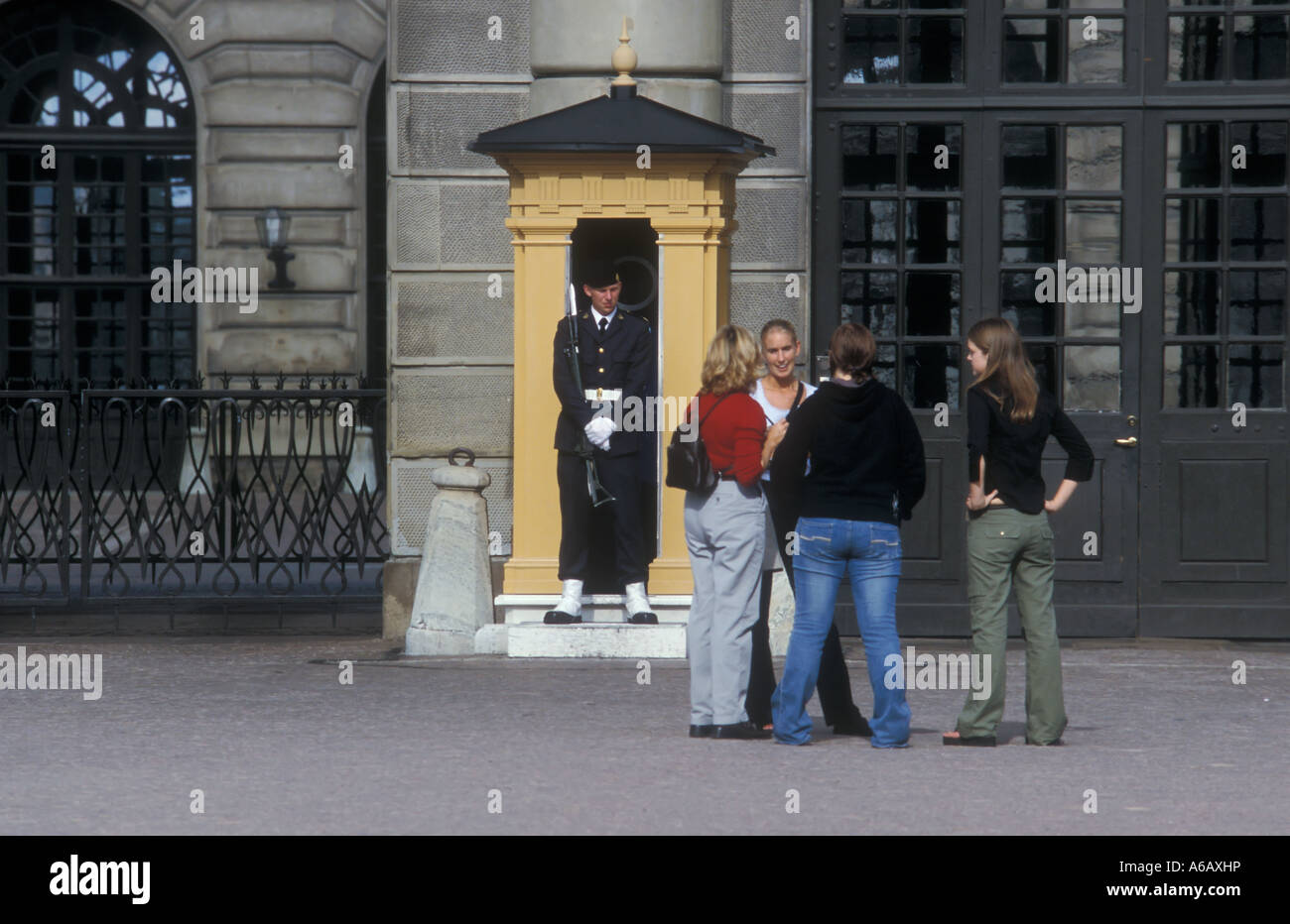Gruppe von Touristen vor Guard, Königspalast, Stockholm, Schweden Stockfoto