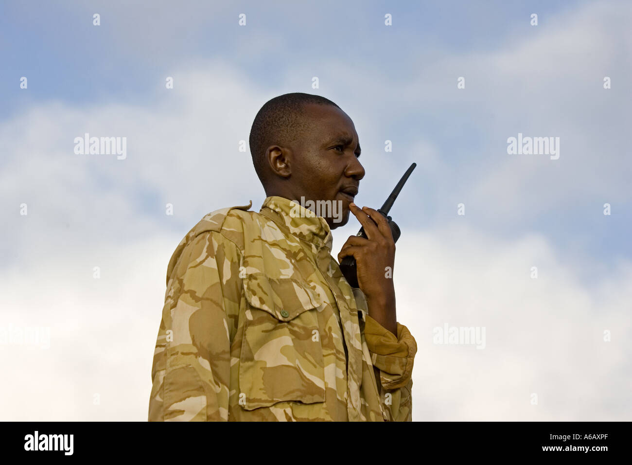 Tierwelt-Ranger auf Antipoaching Patrouille Kommunikation mit Kollegen, die mit zwei-Wege-Radio Tsavo West Nationalpark Kenia Stockfoto