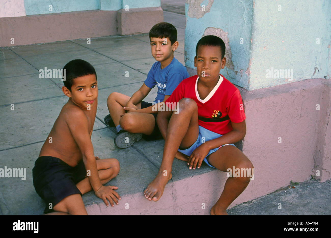 Jungs spielen in der Straße in Cienfuegos, Kuba Stockfoto