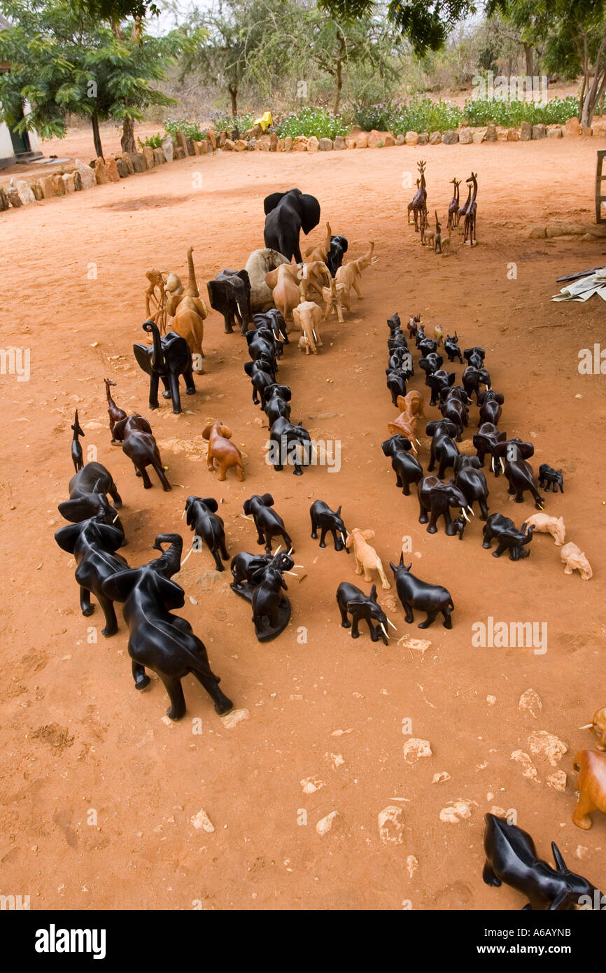 Holzschnitzereien am Eingang Tor Tsavo National Park West Kenia in Ostafrika Stockfoto