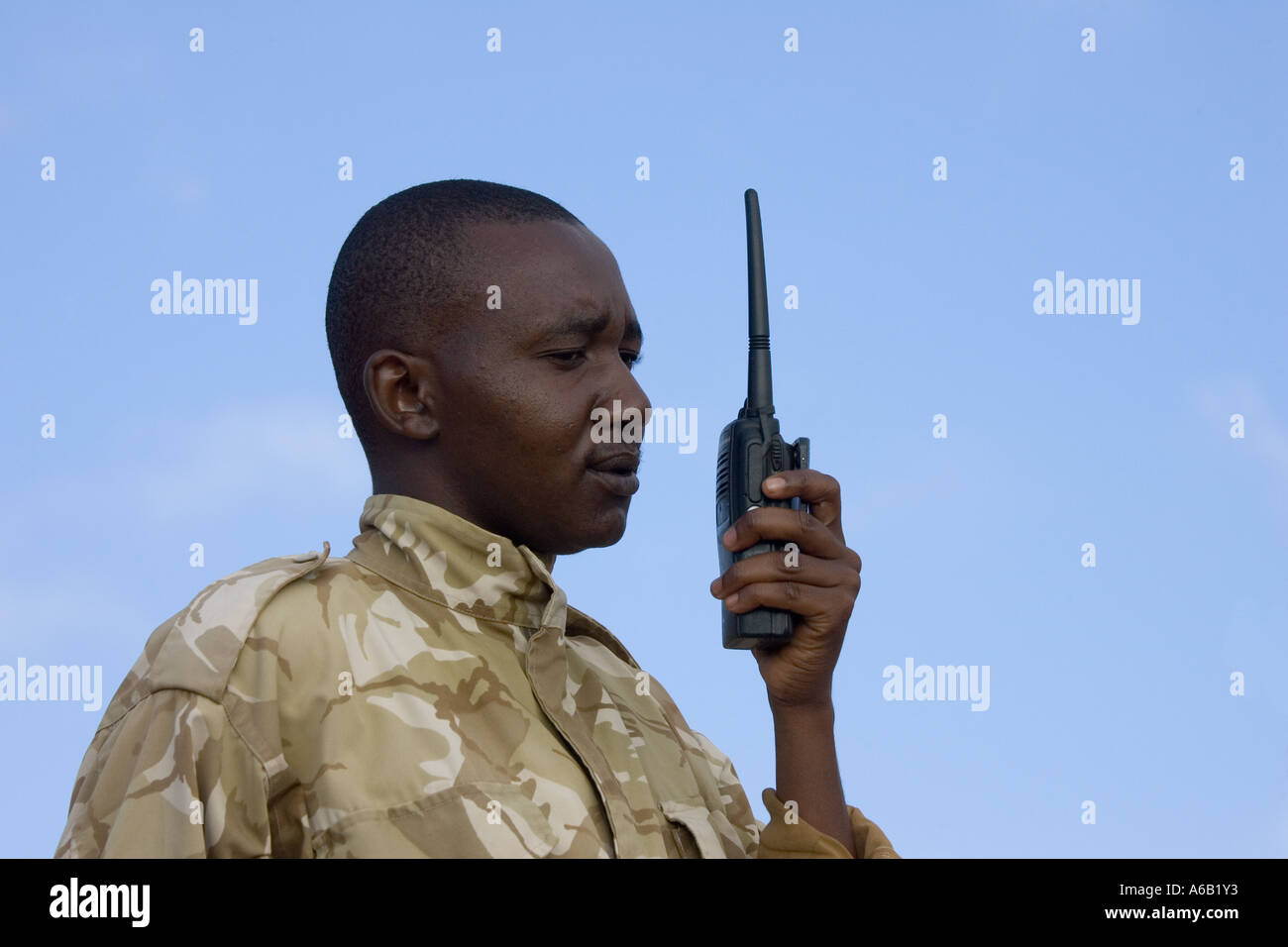 Tierwelt-Ranger Rhino in Tsavo Nationalpark Kenia Überwachung mit zwei-Wege-radio Stockfoto