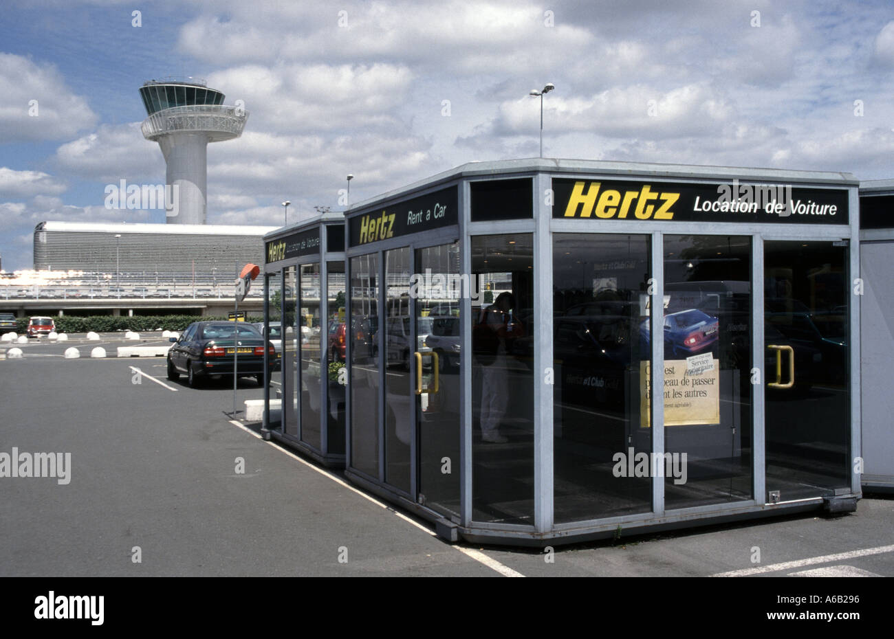 Hertz Autovermietung Business Office 1998 Ansicht am internationalen Flughafen Bordeaux mit französischem Flugzeugverkehrskontrollturm Mérignac Gironde Frankreich Stockfoto