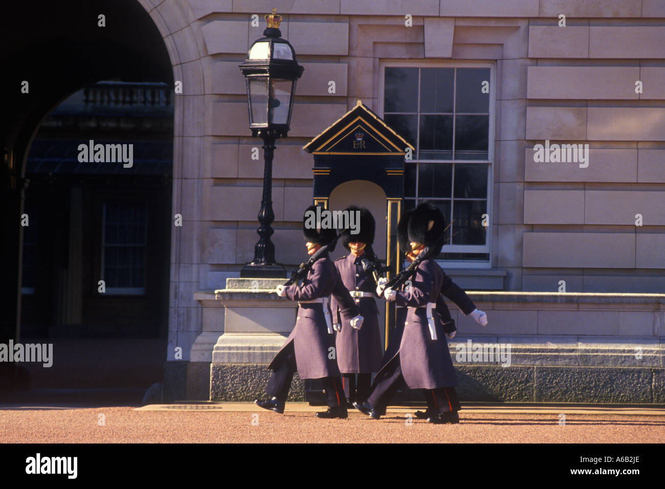 London England Wechsel der britischen Kaisergarde, Grenadier oder Queen's Guard am Buckingham Palace. Eine historische englische Tradition. Stockfoto