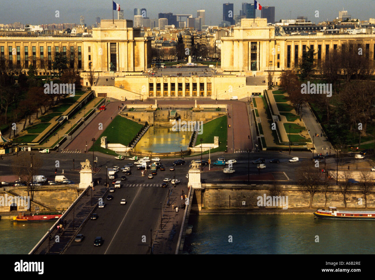 Paris das Palais de Chaillot Trocadero vom Eiffelturm. Art déco-Gebäude. Schatten des Eiffelturms auf dem Boden. Frankreich, Europa Stockfoto