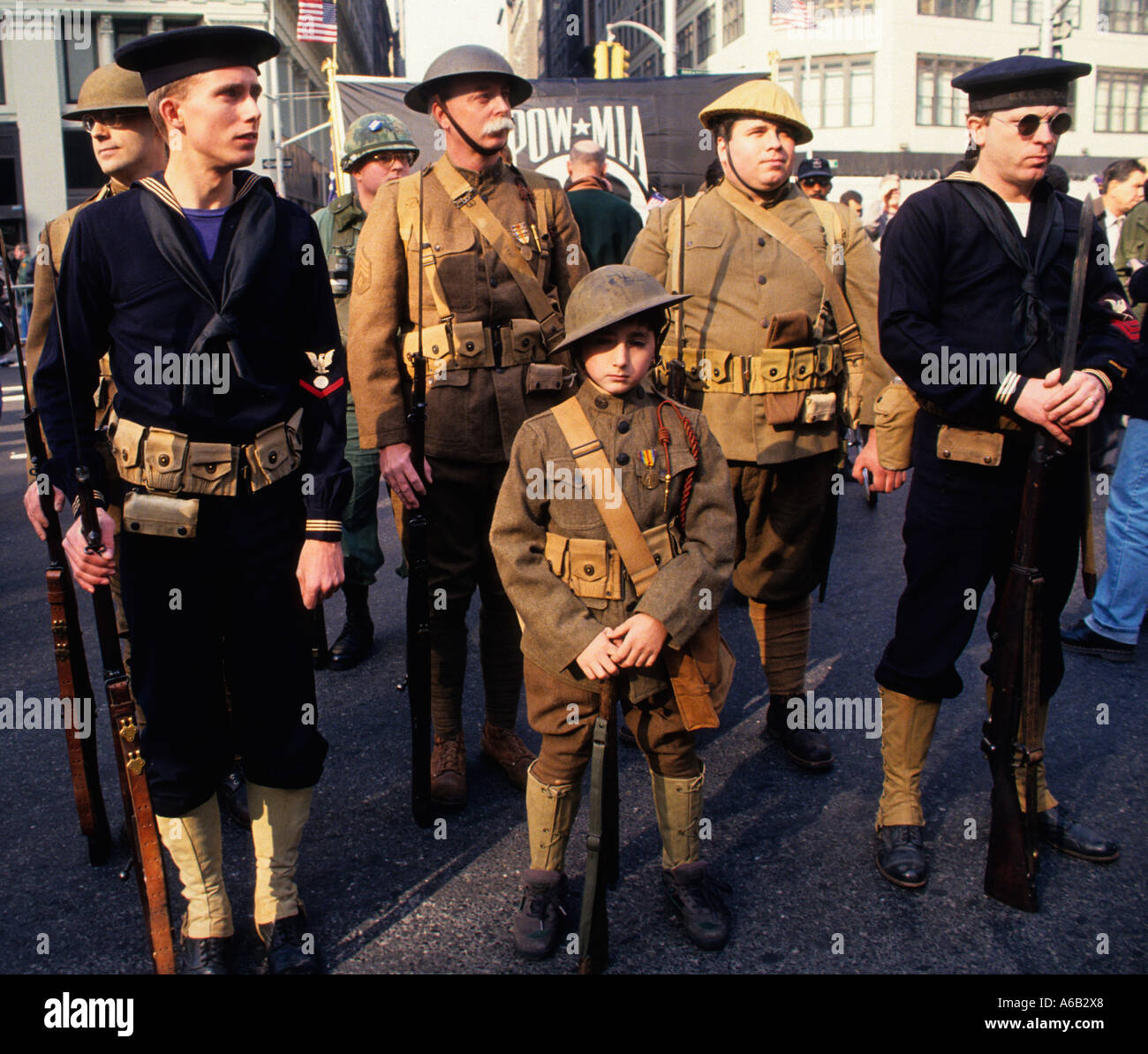 Soldaten: Junger Junge, junge Männer und alte Männer, gekleidet in Uniformen des Ersten Weltkriegs für die Veterans Day Parade, Militärparade zum Waffenstillstandstag, New York City, USA Stockfoto