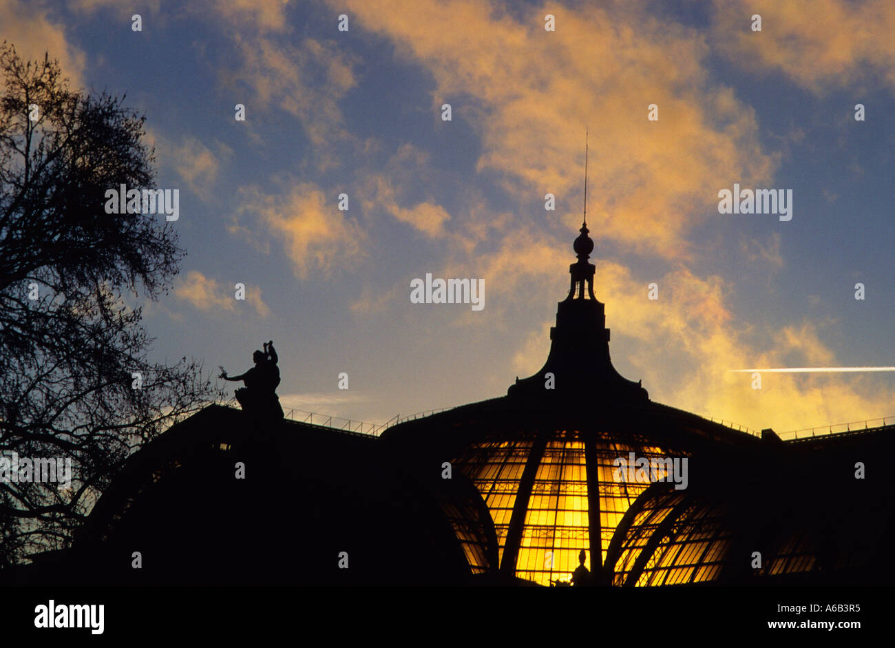 Paris, Frankreich, Silhouette des Grand Palais-Museums in der Abenddämmerung mit Jetstream am dunklen Himmel. Belle Epoque, Klassizismus und Jugendstil. Stockfoto