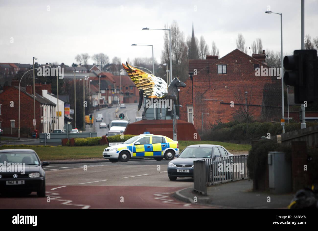 Polizei-Auto in Dudley West Mids geflügelte Bestie rounderbout Stockfoto