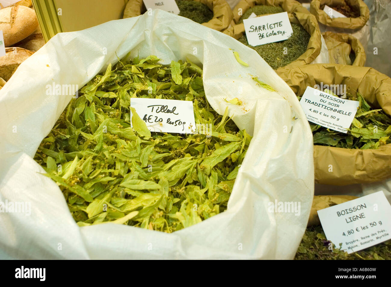 Medizinische Kräuter, Bio-Tee zum Verkauf in Bulk bin Items Paris Organic Foods Expo Tilleul Detail Leaves Detail, der Teehandel Stockfoto