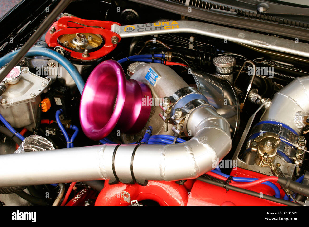 Massive hoch-Mount Turbolader an einem modifizierten und getunten japanische Subaru EJ20 WRX Motor Stockfoto