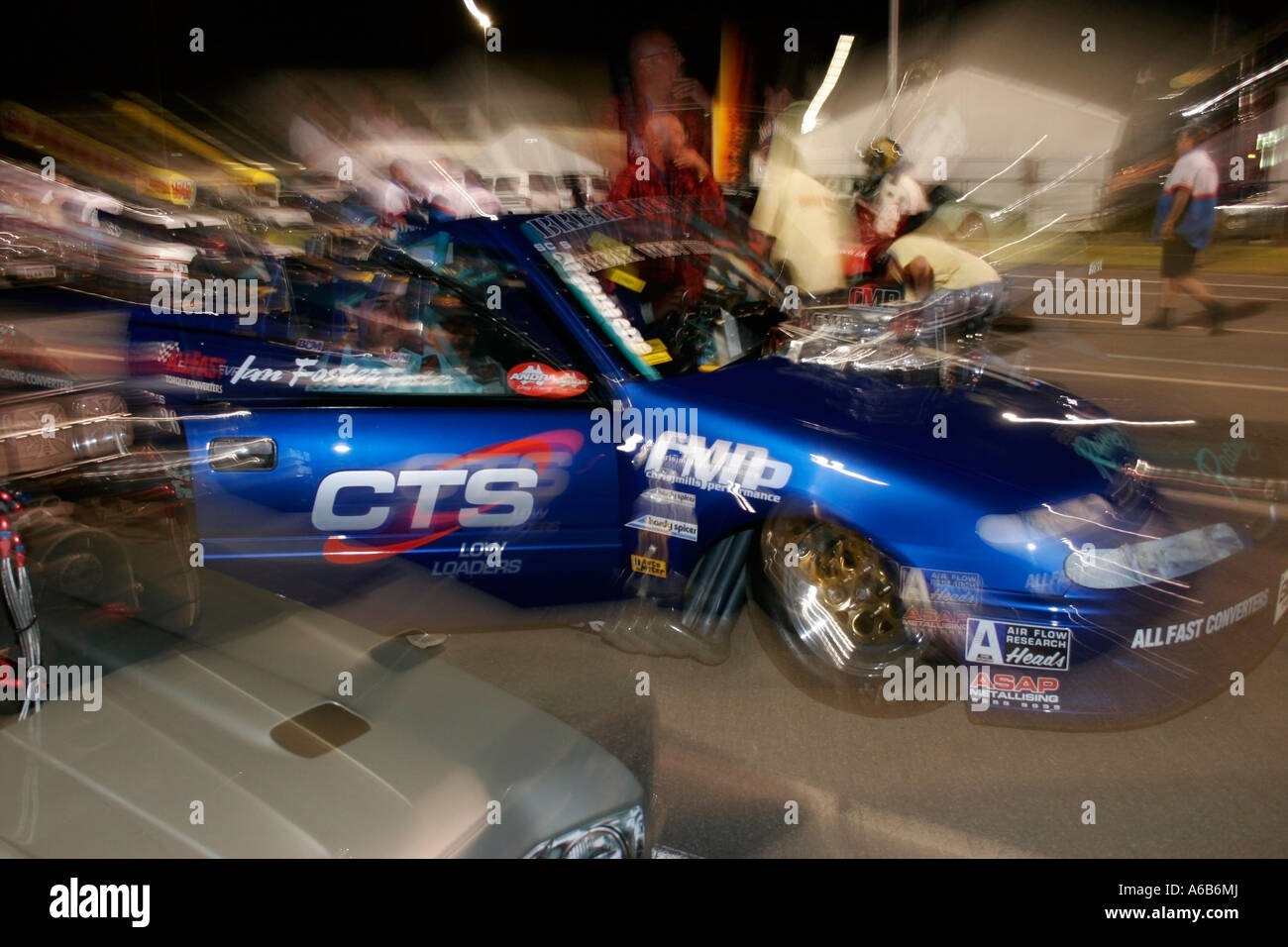 künstlerische "explodierenden" Blick auf ein Aussie ziehen Auto sitzen in den staging Gassen bei einem Drag-Rennen treffen Stockfoto