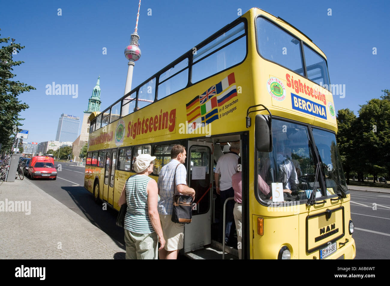 Touristen an Bord einen City Circle Sightseeing-Bus in Berlin Deutschland Stockfoto