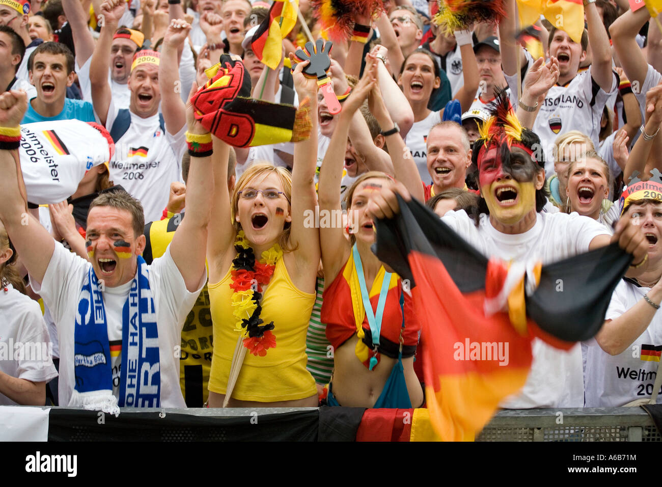 Fußball-Fans jubeln Deutschland in ihrem Viertelfinale Spiel gegen Argentinien in der WM-Endrunde 2006 Stockfoto