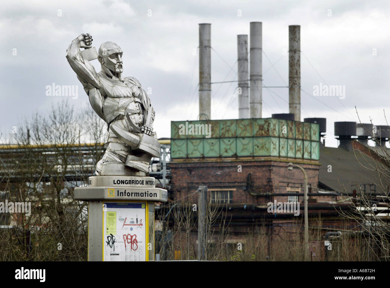 Eine Metall-Statue eines Arbeitnehmers im Werk Longbridge West Midlands UK die MG Rover Group steht im Hintergrund Stockfoto