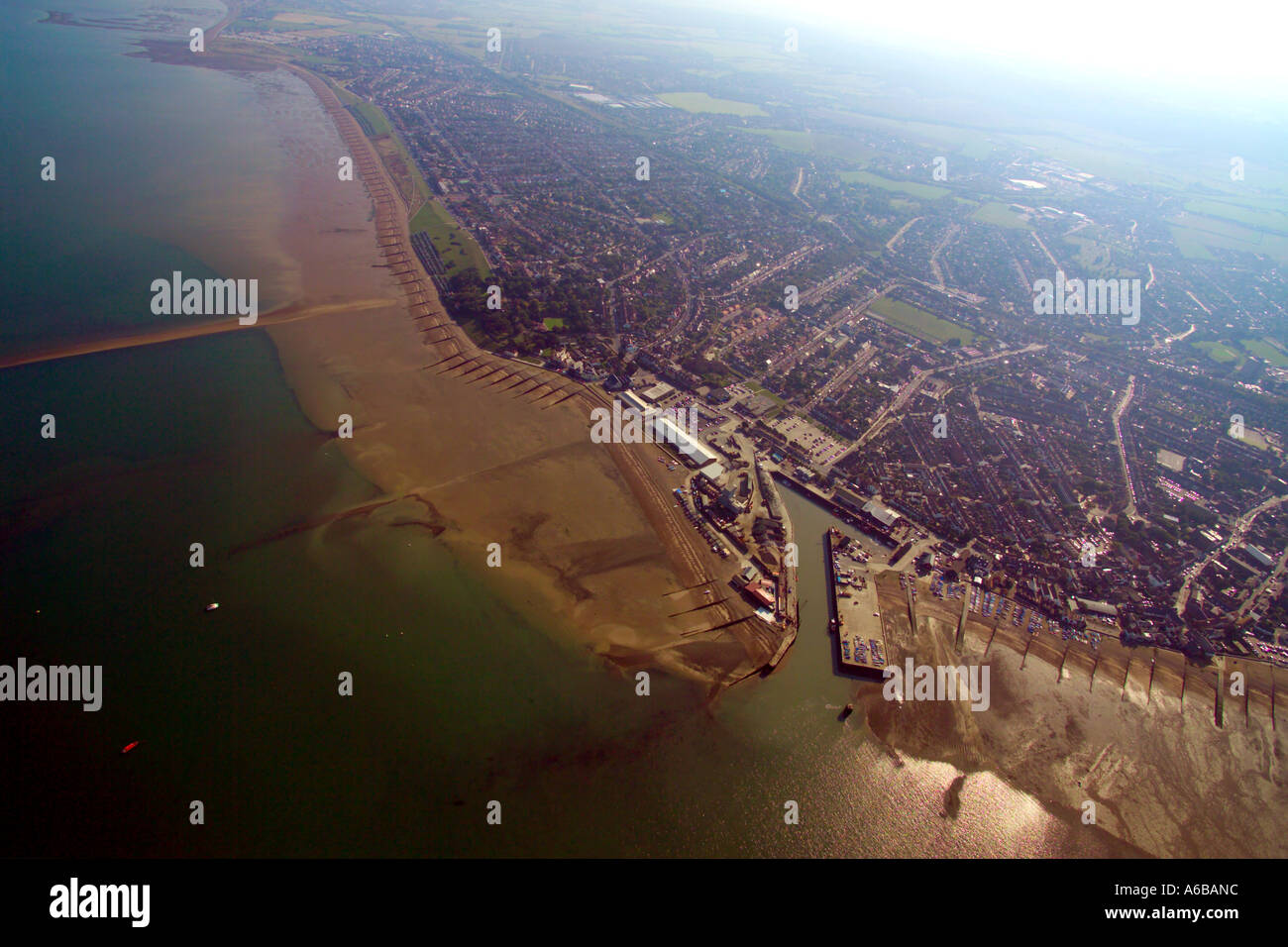 Luftaufnahme von Whitstable in Kent, einschließlich des Hafens und Schindel Straße Stockfoto