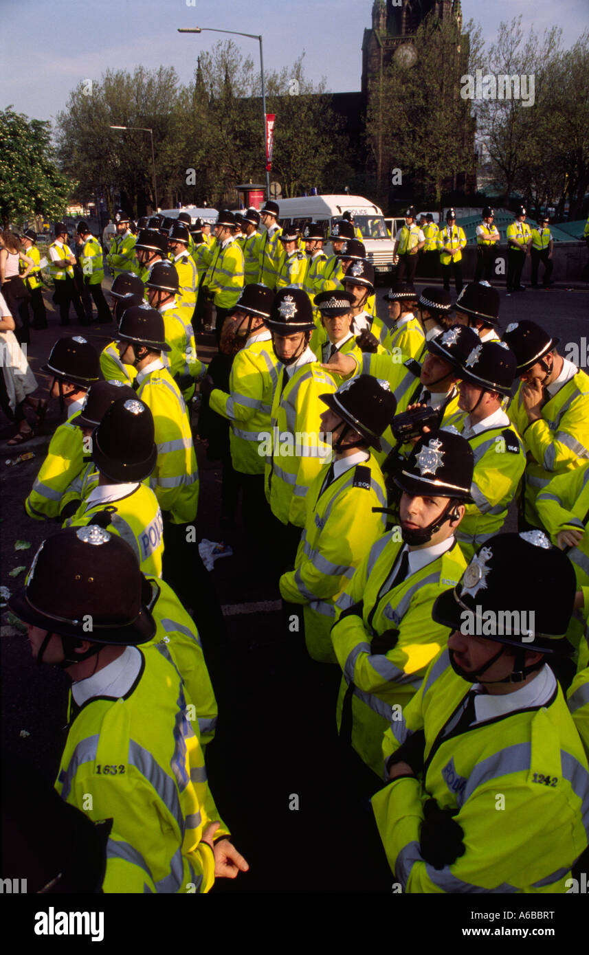 Die Polizei bei einer Rückforderung der Straße Protest gegen den g8-Gipfel in Birmingham 1998 mit Menschen protestieren und verhaftet Stockfoto