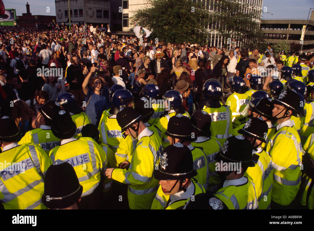 Die Polizei bei einer Rückforderung der Straße Protest gegen den g8-Gipfel in Birmingham 1998 mit Menschen protestieren und verhaftet Stockfoto