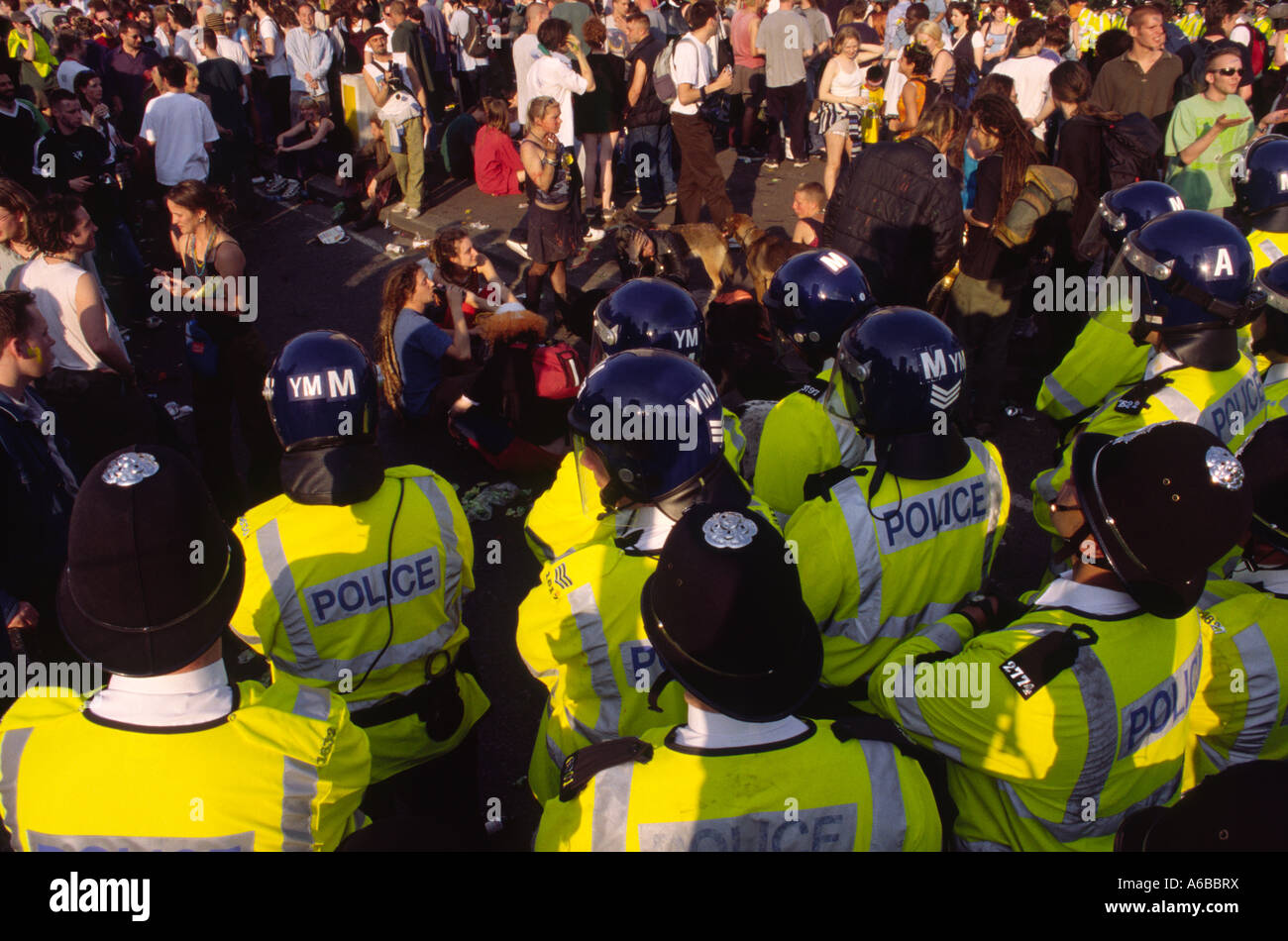 Die Polizei bei einer Rückforderung der Straße Protest gegen den g8-Gipfel in Birmingham 1998 mit Menschen protestieren und verhaftet Stockfoto