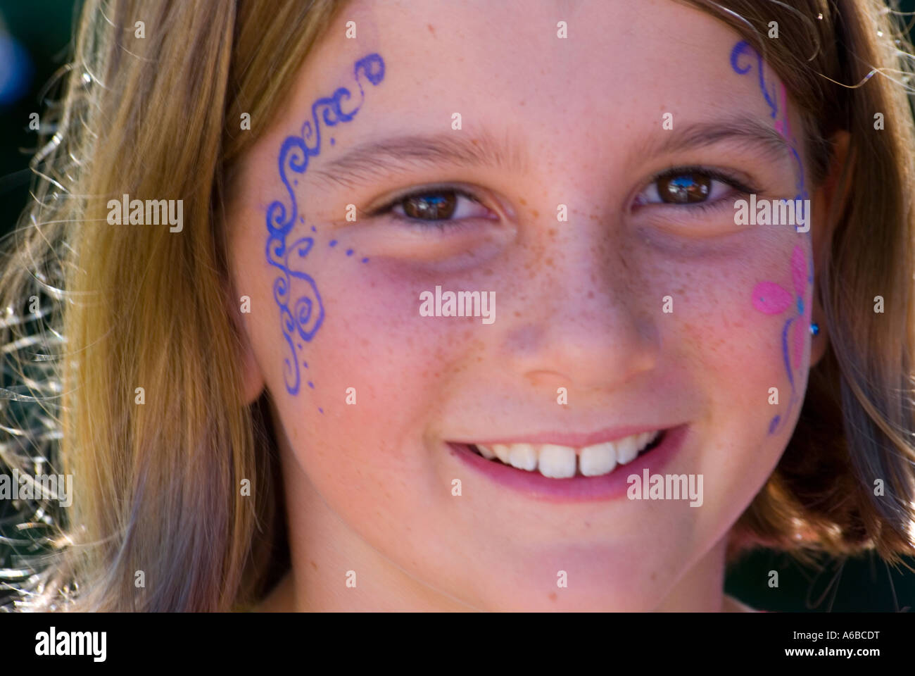 Kind mit gesicht gemalt -Fotos und -Bildmaterial in hoher Auflösung – Alamy