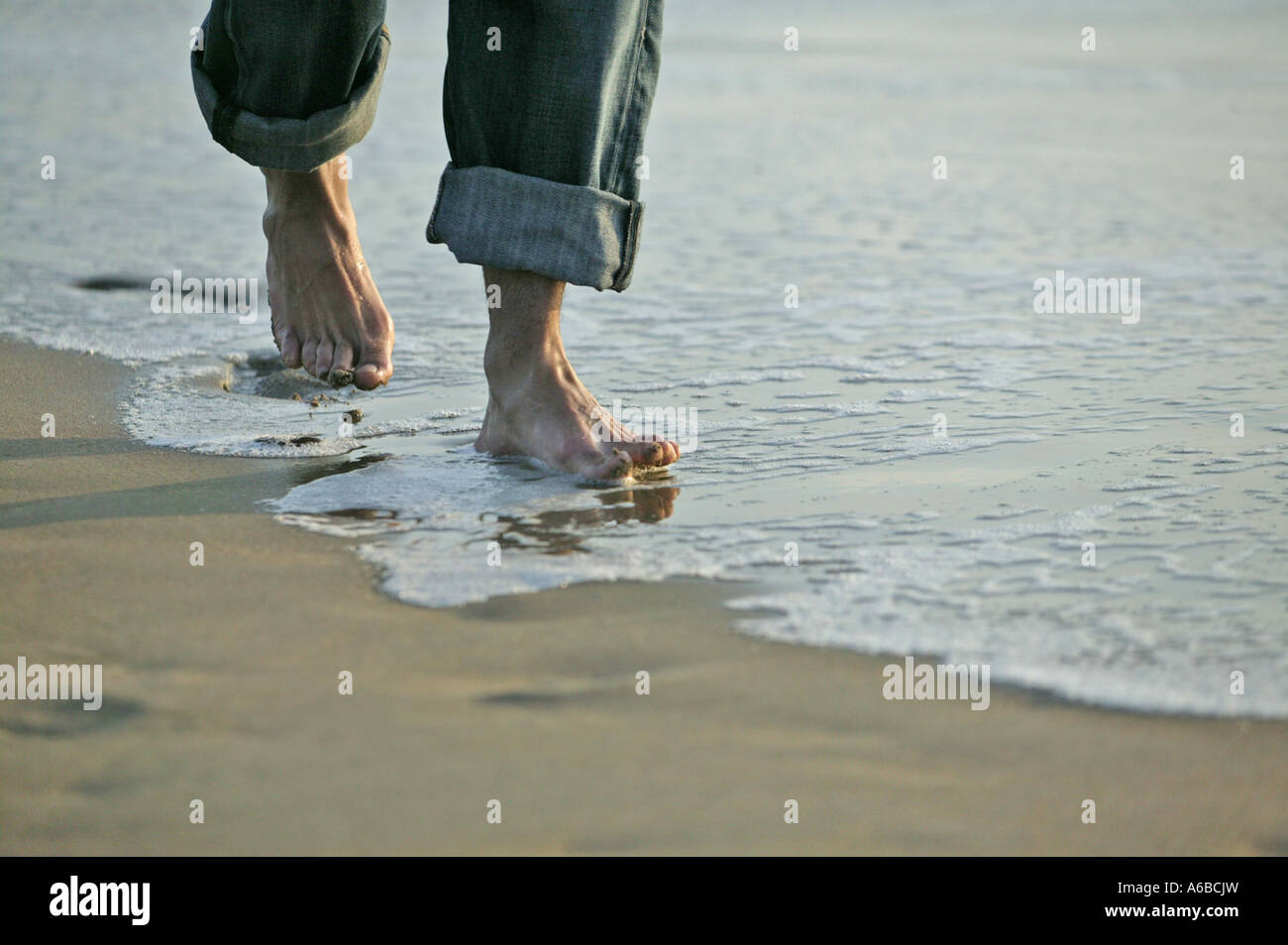 Barfuß im Meer Stockfoto