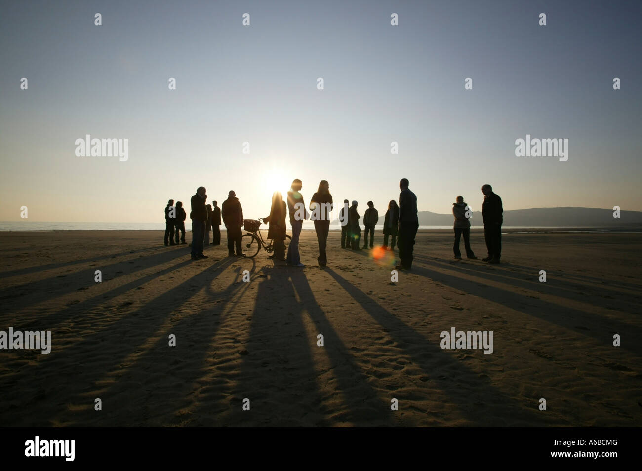 Gruppe, die sich an einem Strand versammelt Stockfoto