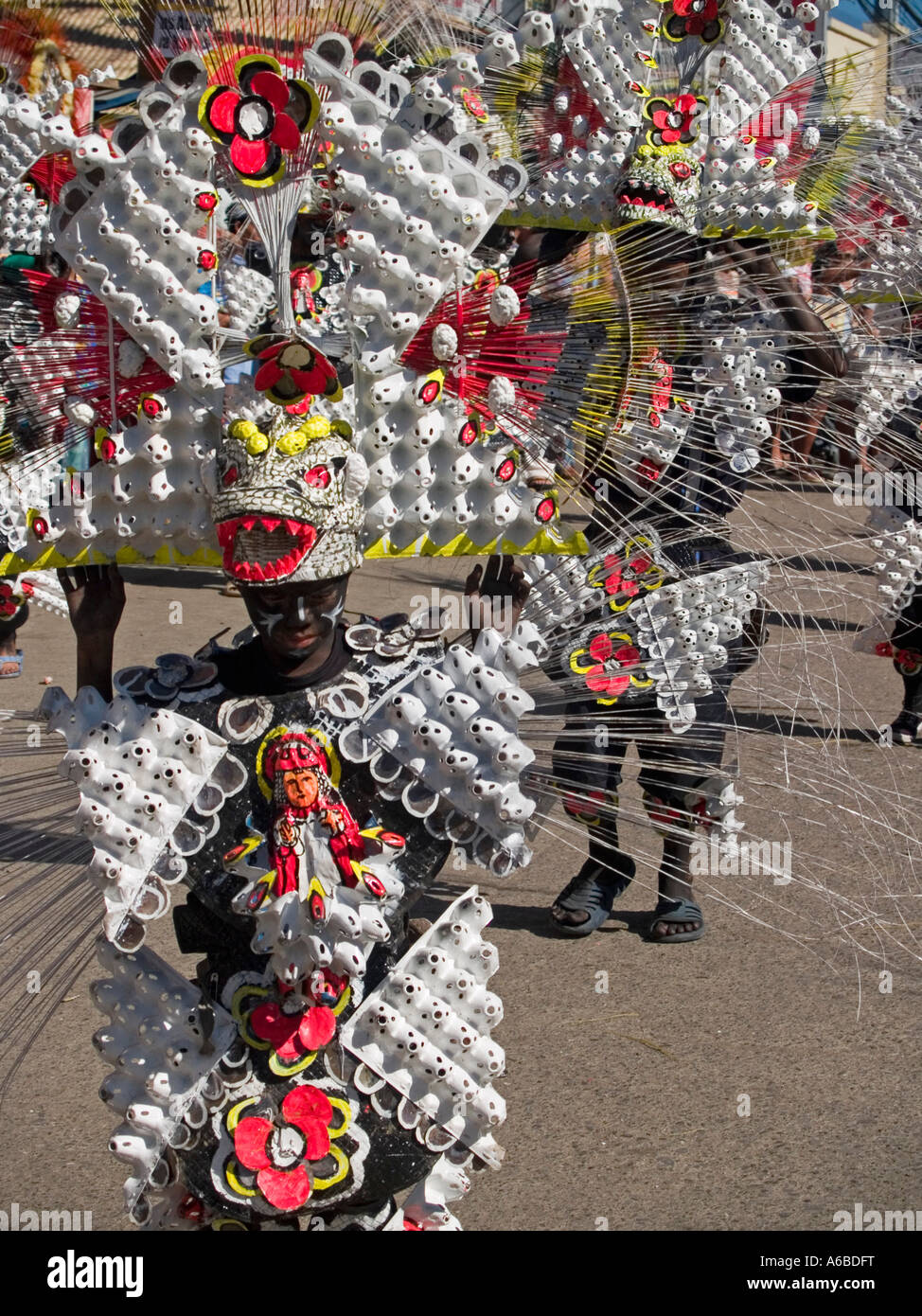 Tänzer in aufwendigen Kostümen am philippinischen Faschingsdienstag das Ati-Atihan Festival Kalibo Philippinen Stockfoto