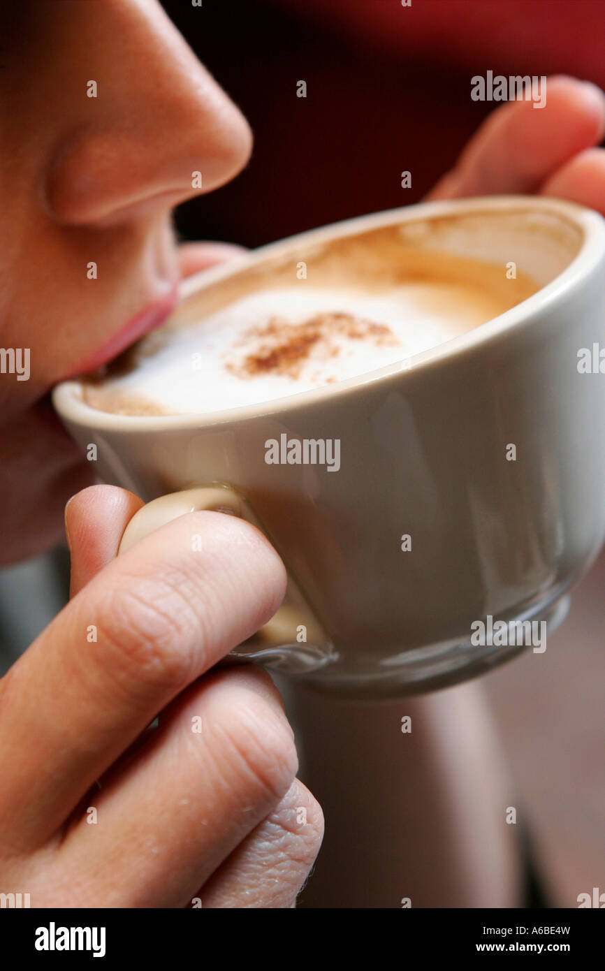 Frau trinken Cappuccino Stockfoto