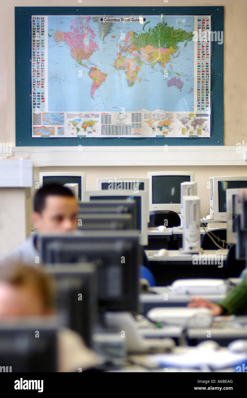 Britische Schüler überarbeiten mit Computer in der Bibliothek London College oder einer Universität UK Stockfoto