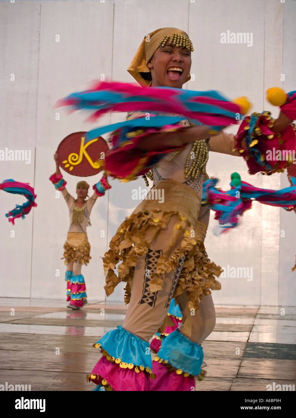 Tänzer in Bewegung Sinulog Festival Cebu Philippinen Stockfoto