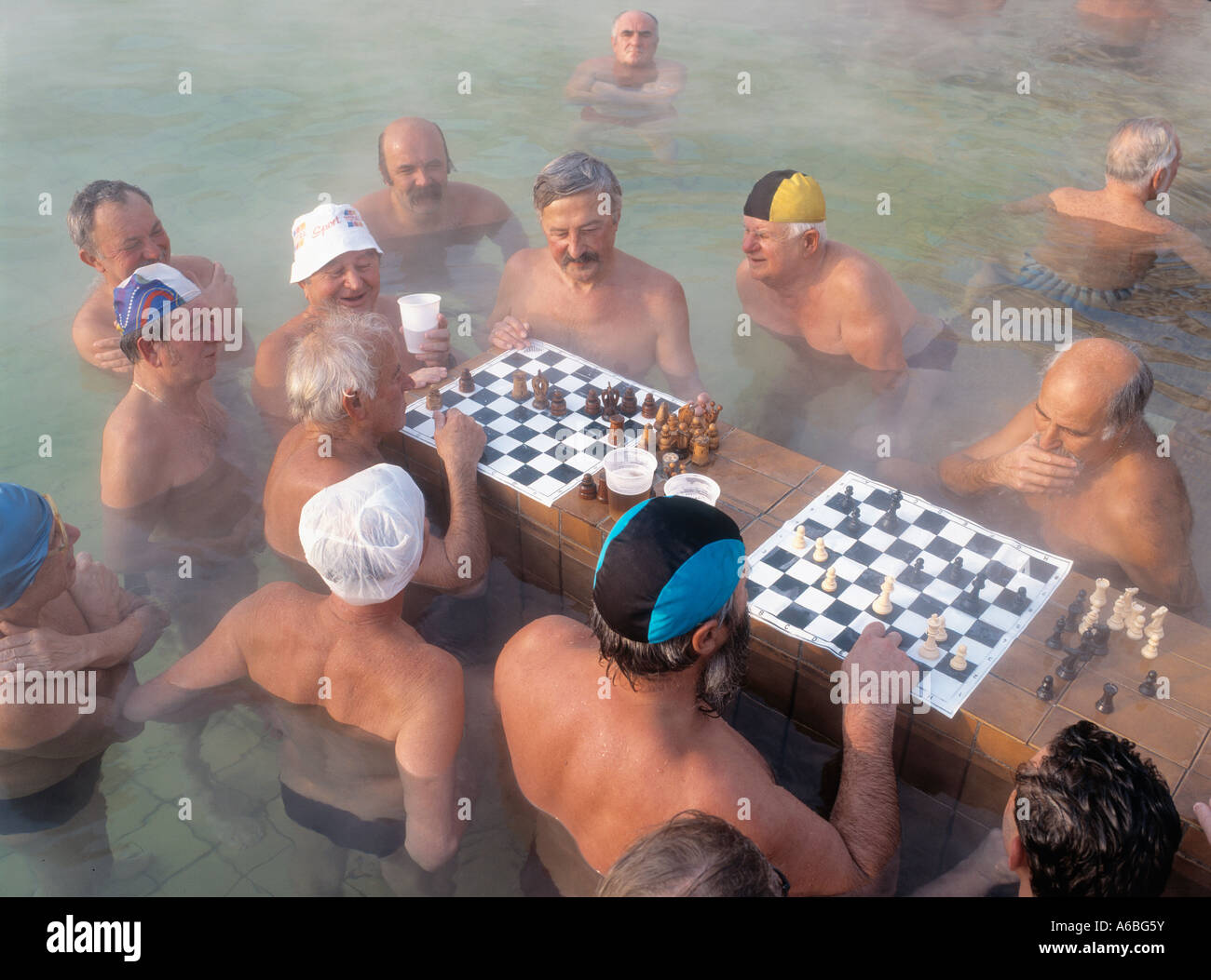 UNGARN BUDEPEST SZECHENYI THERMALBAD SCHACHSPIELER IM WASSER Stockfoto