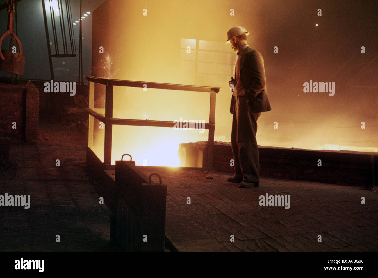 Man betrachtet man geschmolzenes Eisen in eine empfangende Pfanne auf einem Hochofen Bühne in etwa 1964 geführt Stockfoto