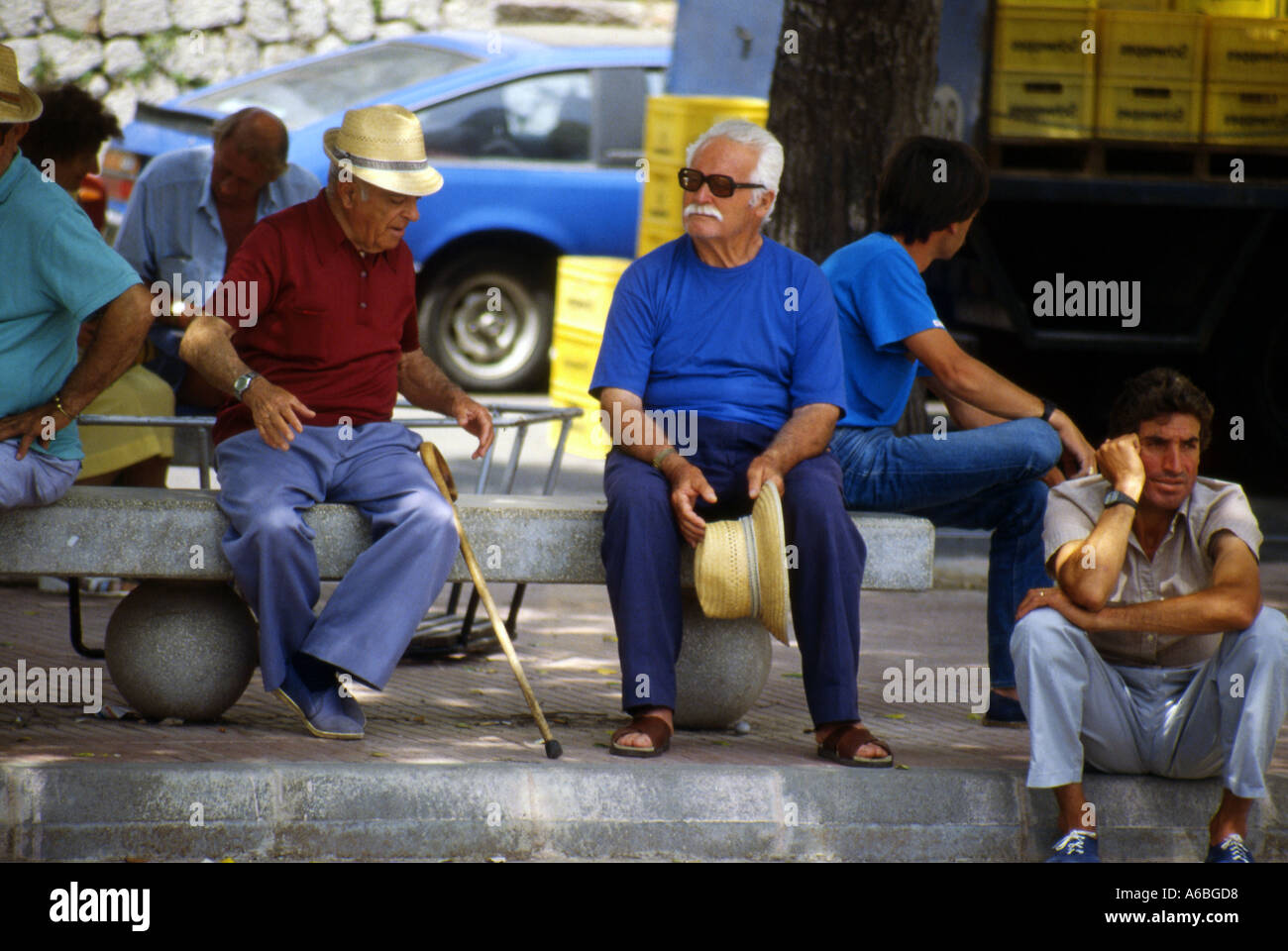 Gruppe von einheimischen Männer mit einer Pause am Nachmittag und Chat in Magalluf Mallorca Stockfoto
