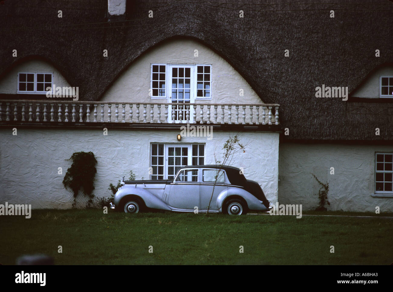 EINE GROßE UNTYPISCH STROHGEDECKTEN WOHNUNG MIT CLASSIC CAR AT KINVARA CO CLARE IRLAND Stockfoto