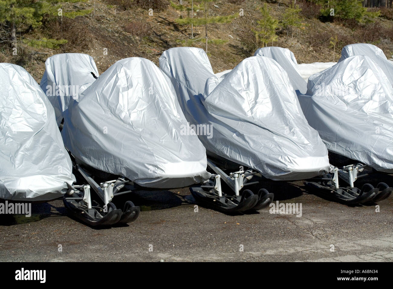 Motorschlittenfahrten unter Abdeckung Stockfoto