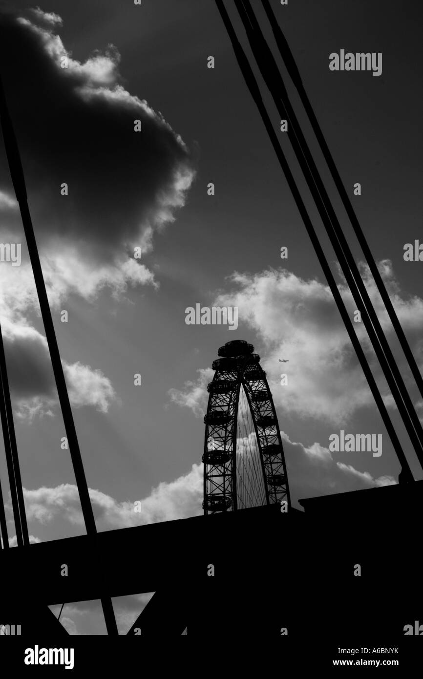NOIR-Auge, betrachtet aus, und durch einen Teil der Charing Cross Bridge. In schwarz/weiß konvertiert. Stockfoto