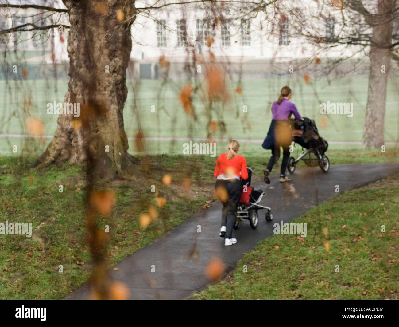 BUGGY RENNEN. Zwei Mütter mit Kinderwagen, eines der vielen Pisten und Hügeln im Greenwich Park angerannt. Stockfoto