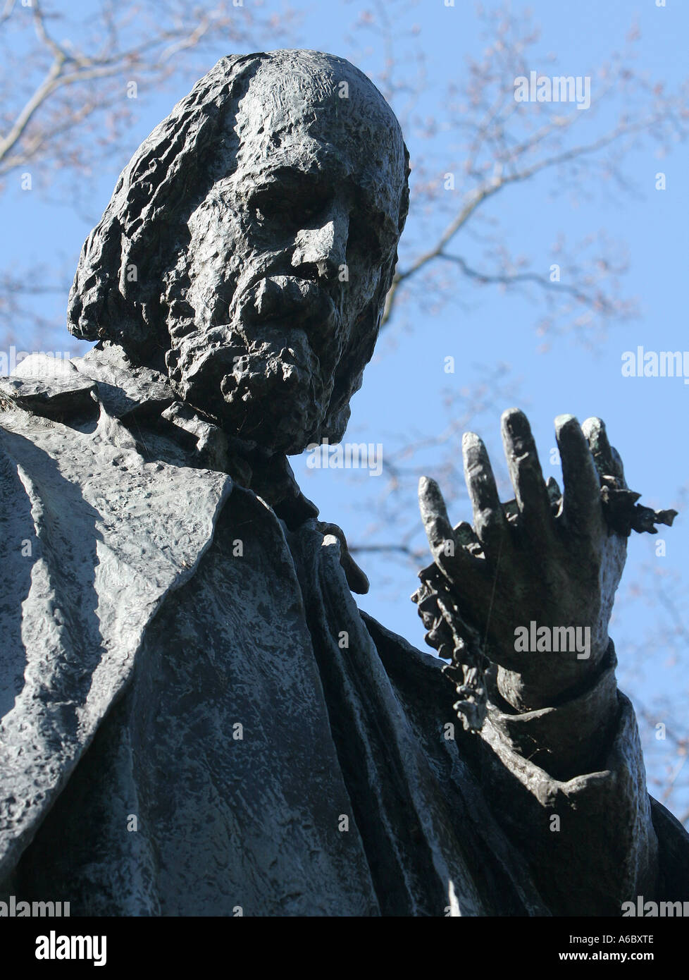 Eine Statue des Dichters Sir Alfred Lord Tennyson steht neben der Kathedrale in Lincoln, Lincolnshire, England Stockfoto